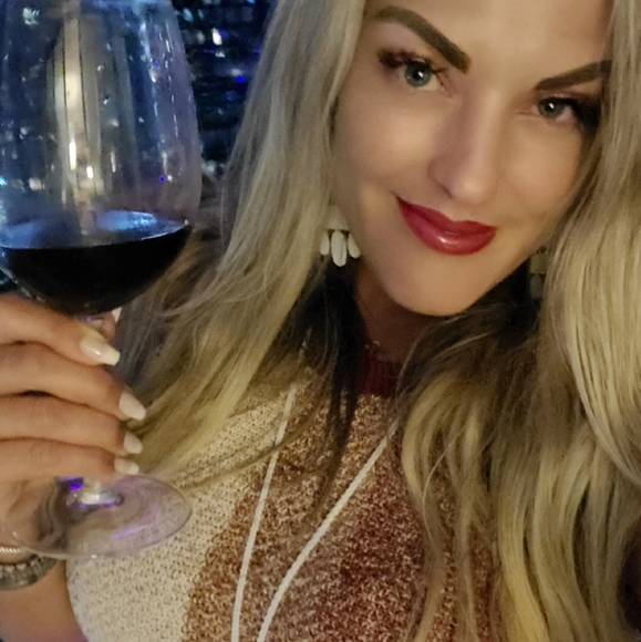 Meet your Posher, Liz - Picture 2 of 11